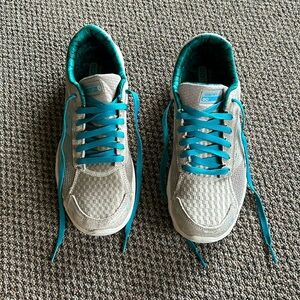 Sketchers go run 2. Women’s size 10.